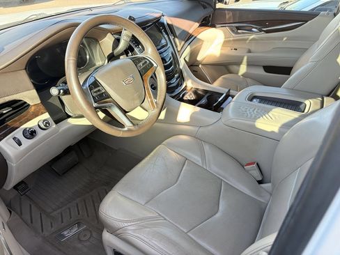 Used 2017 Cadillac Escalade ESV 4WD image 8
