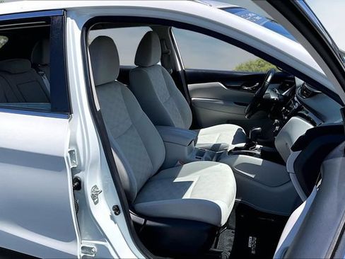 Certified 2019 Nissan Rogue Sport SV w/ Technology Package FWD image 28