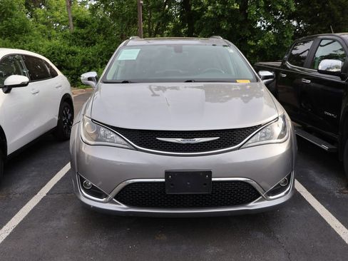 Used 2018 Chrysler Pacifica Limited FWD image 2