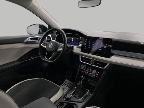 Used 2025 Volkswagen Taos SE image 18