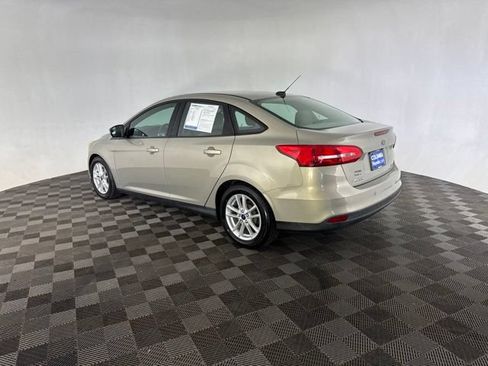 Used 2016 Ford Focus SE w/ SE Power Seat Package FWD image 9