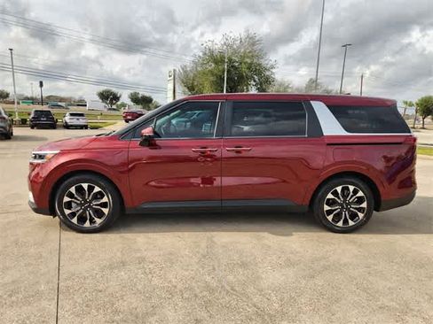 Used 2024 Kia Carnival EX image 3