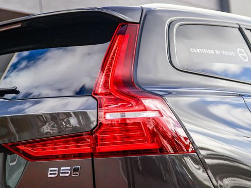 Used 2025 Volvo V60 B5 Cross Country Plus image 38