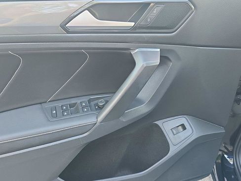 Used 2022 Volkswagen Tiguan SE w/ Panoramic Sunroof Package image 16