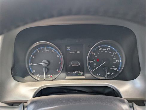 Used 2018 Toyota RAV4 XLE FWD image 16