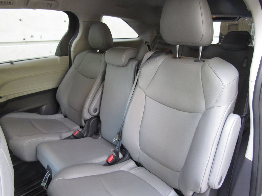 Certified 2024 Toyota Sienna XLE FWD image 16