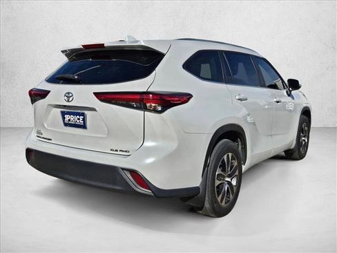 Used 2023 Toyota Highlander XLE image 5