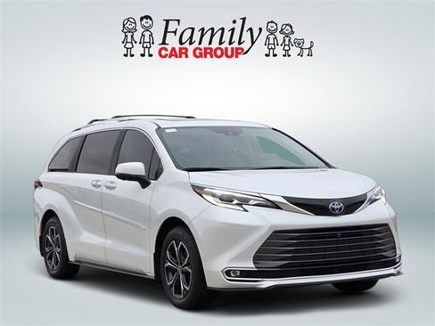 Used 2025 Toyota Sienna Platinum image 2