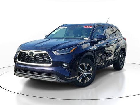 Certified 2021 Toyota Highlander XLE FWD image 2