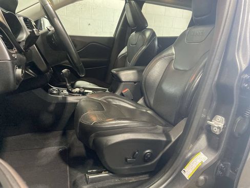 Used 2019 Jeep Cherokee Limited AWD/4WD image 20