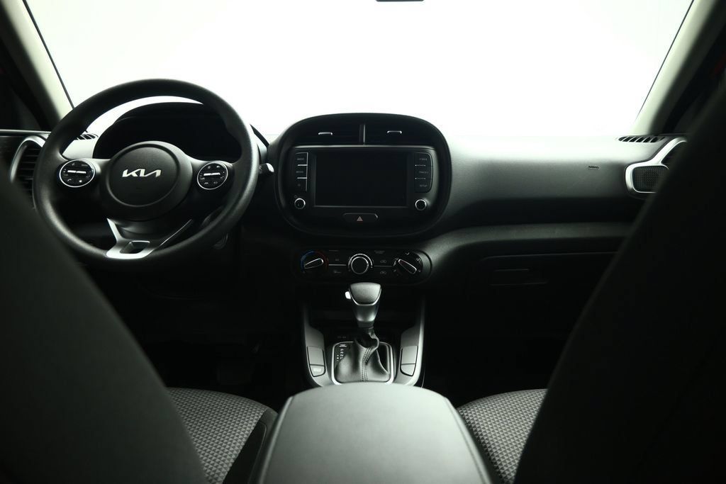 Used 2025 Kia Soul LX w/ LX Technology Package FWD image 39