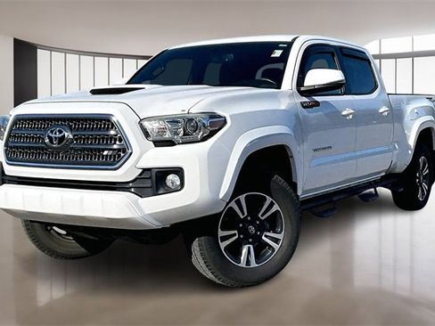 Used 2017 Toyota Tacoma TRD Sport image 1