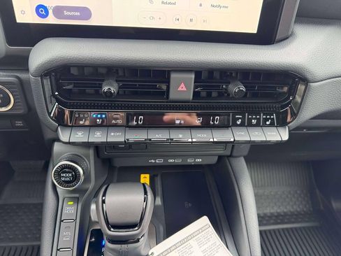 Used 2027 Toyota Land Cruiser AWD/4WD image 32