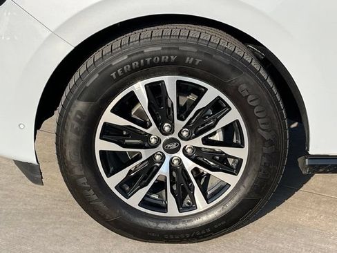 Used 2025 Ford Expedition Platinum AWD/4WD image 5