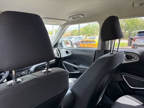 Used 2025 Kia Soul LX w/ LX Technology Package FWD image 19