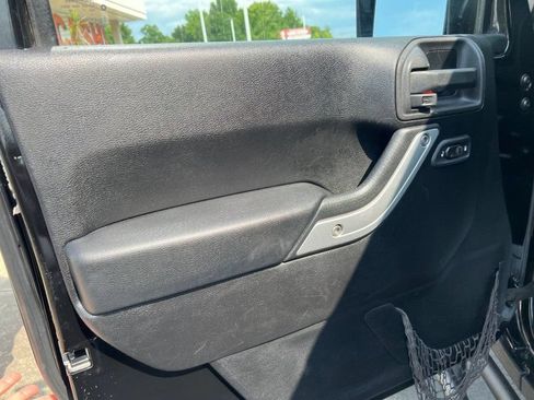 Used 2013 Jeep Wrangler Unlimited Rubicon AWD/4WD image 7