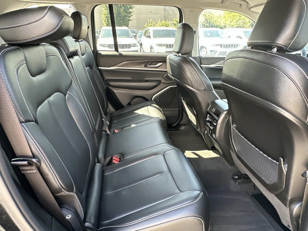 Used 2023 Jeep Grand Cherokee Limited AWD/4WD image 15