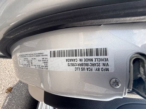 Used 2024 Chrysler Pacifica Touring-L FWD image 43