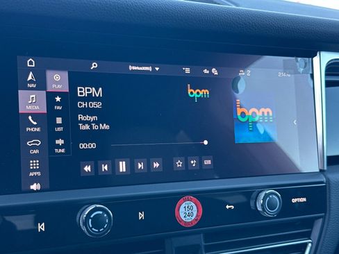 Used 2025 Porsche Macan image 18