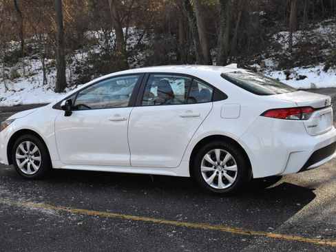 Used 2022 Toyota Corolla LE image 5