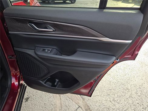 New 2025 Jeep Grand Cherokee Limited image 9