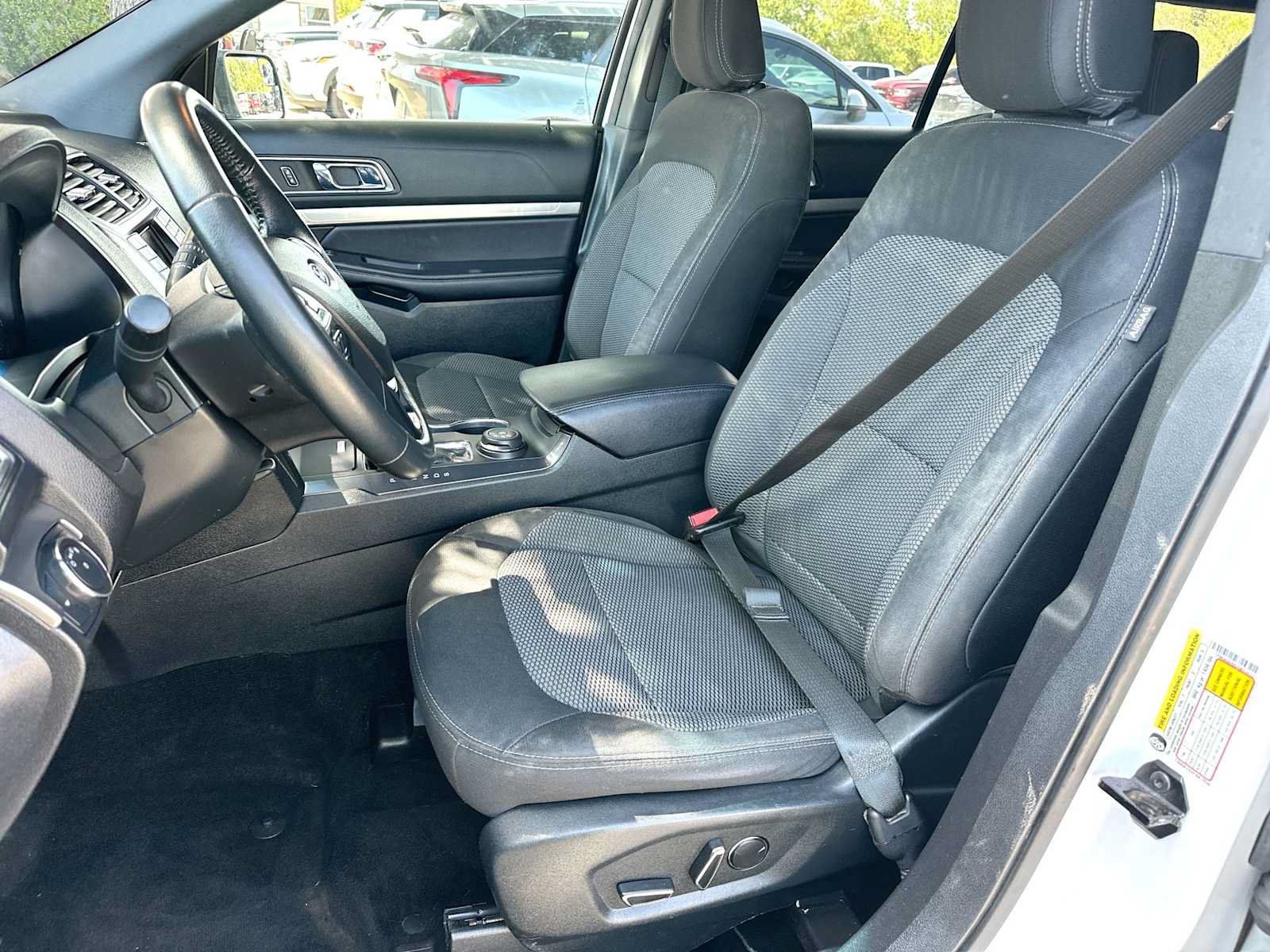 Used 2018 Ford Explorer XLT AWD/4WD image 17