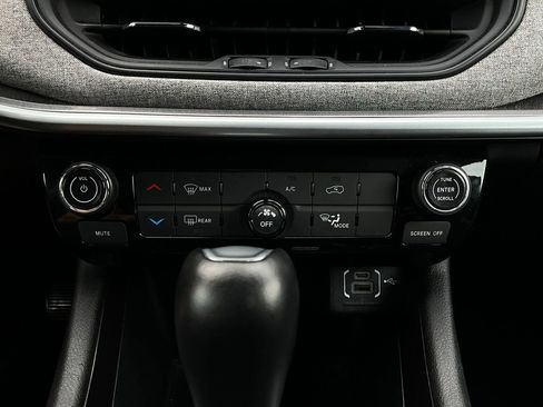 Used 2025 Jeep Compass Latitude image 27