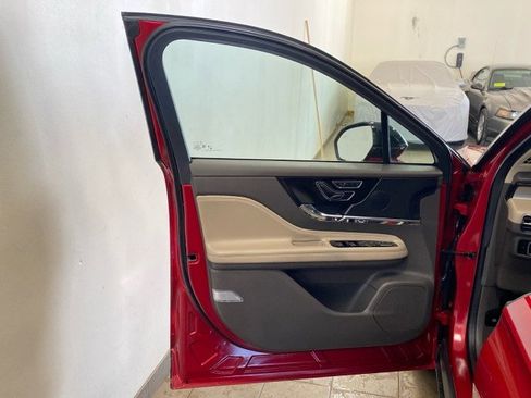 Used 2024 Lincoln Corsair AWD image 13