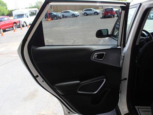 Used 2025 Kia Soul LX w/ LX Technology Package FWD image 15