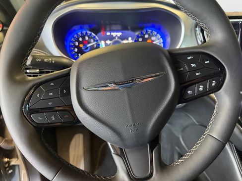 Used 2025 Chrysler Pacifica Limited FWD image 13