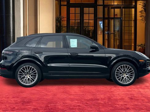 Used 2023 Porsche Cayenne Platinum Edition image 8