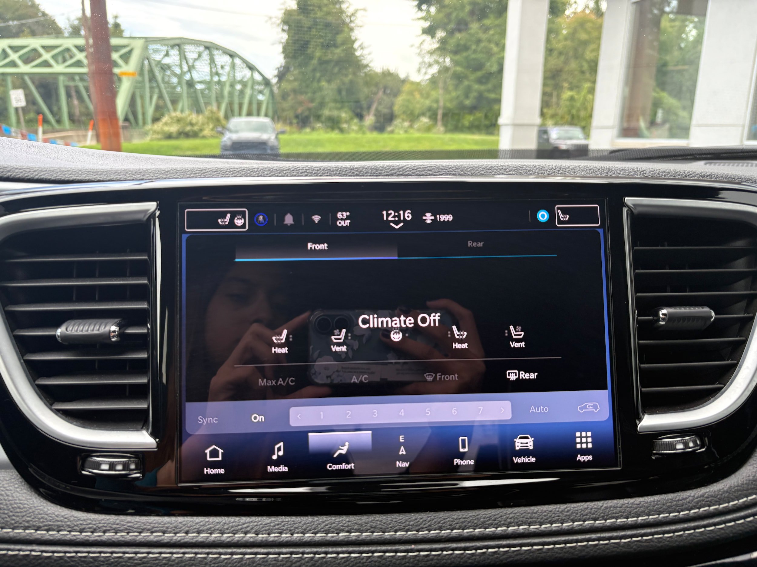 Certified 2025 Chrysler Pacifica Limited FWD image 23
