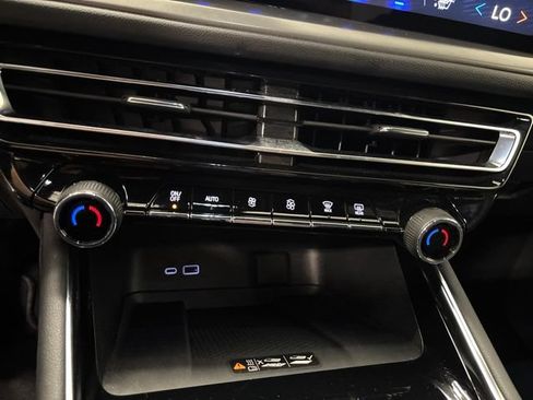 Used 2026 Chevrolet Traverse LT FWD image 23