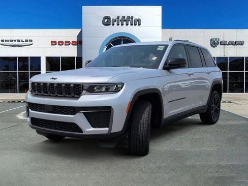 New 2026 Jeep Grand Cherokee Altitude RWD image 11