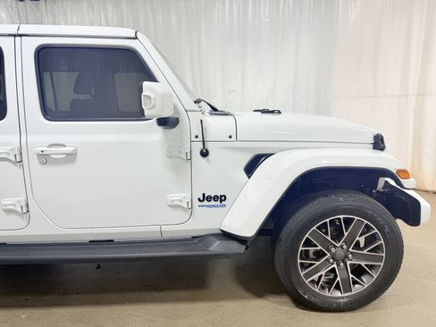 Used 2022 Jeep Wrangler Unlimited Sahara image 9