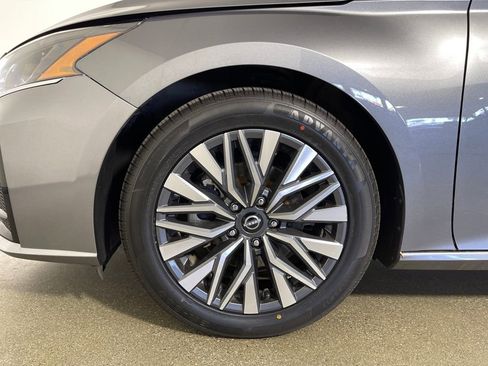 Used 2024 Nissan Altima 2.5 SV image 11