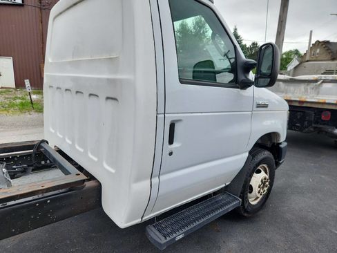Used 2017 Ford E-450 and Econoline 450 Super Duty w/ Power Windows & Locks Group image 15
