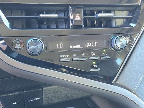 Used 2024 Toyota Camry SE image 30