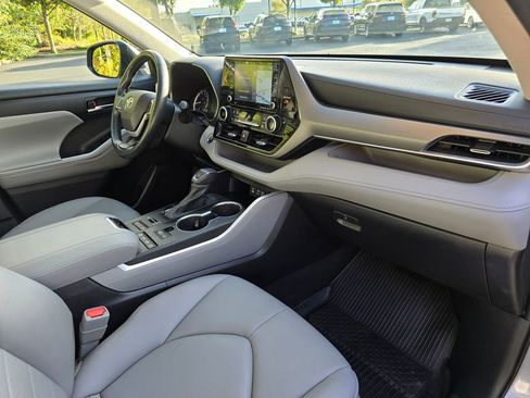 Used 2022 Toyota Highlander XLE image 4