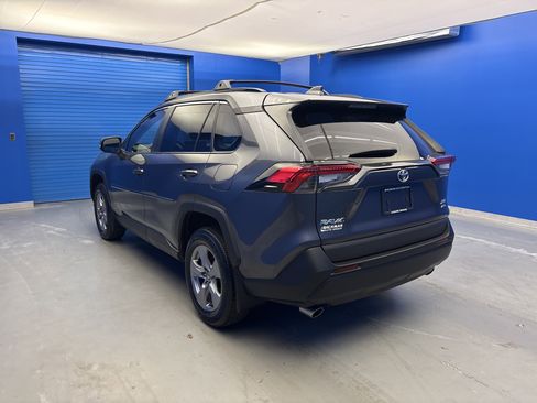 Used 2022 Toyota RAV4 XLE AWD/4WD image 5