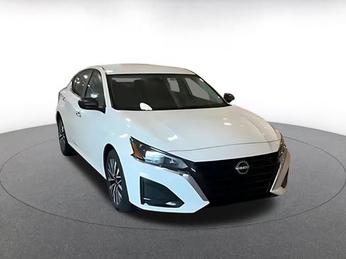 Used 2025 Nissan Altima 2.5 SV FWD image 10