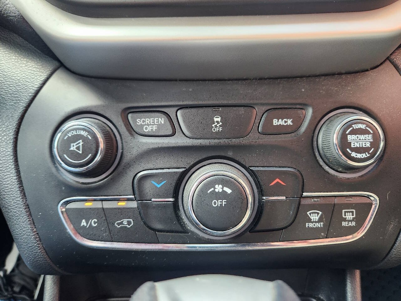 Used 2016 Jeep Cherokee Latitude w/ Cold Weather Group AWD/4WD image 21