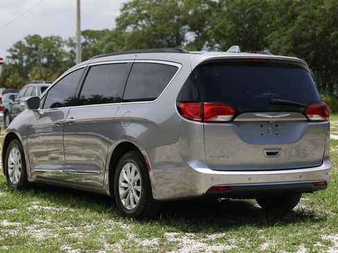 Used 2017 Chrysler Pacifica Touring-L FWD image 5