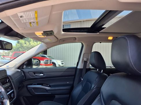 Used 2022 Nissan Pathfinder SL w/ SL Premium Package FWD image 32