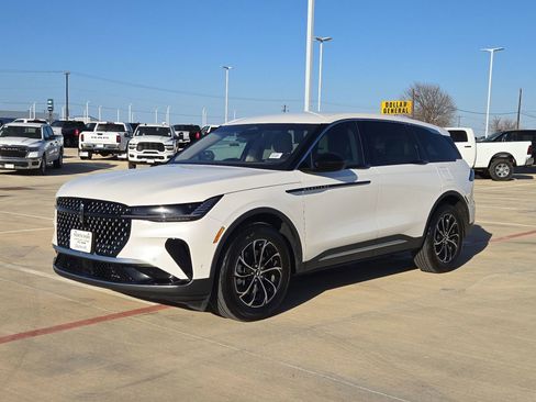 Used 2024 Lincoln Nautilus Premier image 7