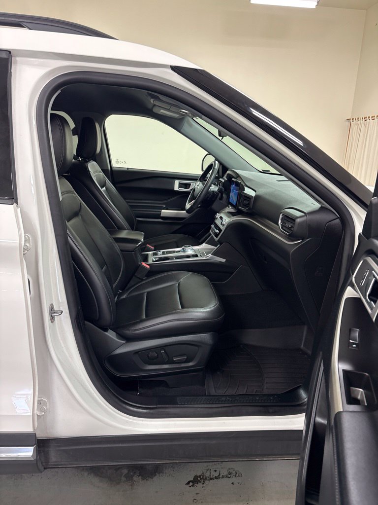 Used 2020 Ford Explorer XLT w/ Equipment Group 202A AWD/4WD image 24