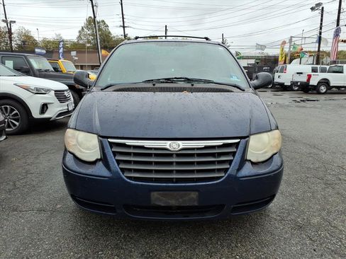 Used 2005 Chrysler Town & Country Touring w/ Leather Interior Group image 2