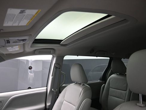 Used 2017 Toyota Sienna XLE w/ XLE Navigation Package image 19