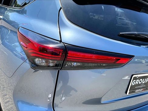 Used 2023 Toyota Highlander XLE AWD/4WD image 28