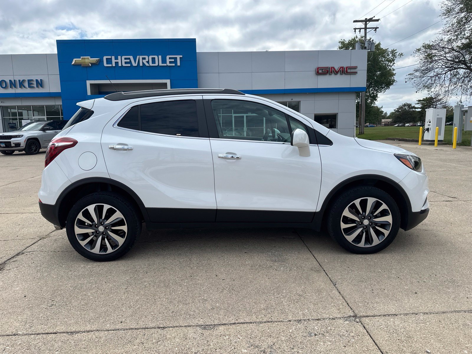 Used 2022 Buick Encore Preferred w/ Safety Package II AWD/4WD image 2